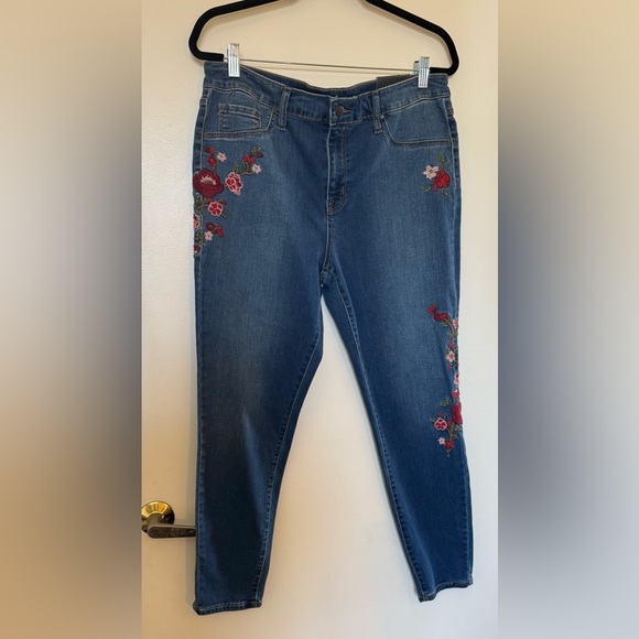 NWT Mossimo Super Stretch High Rise Jegging with Floral Embroidery Size 14/32 - Picture 1 of 14